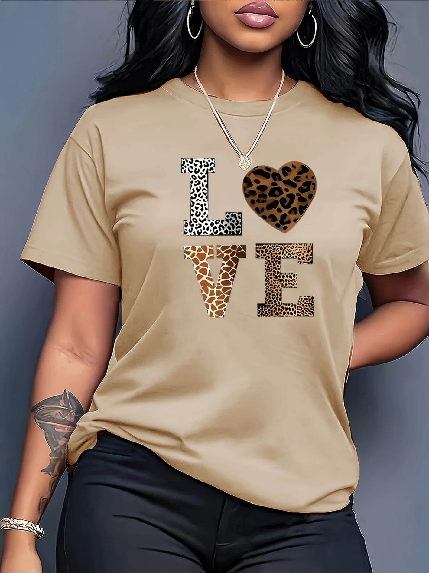 T-shirt blanche Jungle Line à motif léopard cœur "Love", manches courtes, col rond, style décontracté.