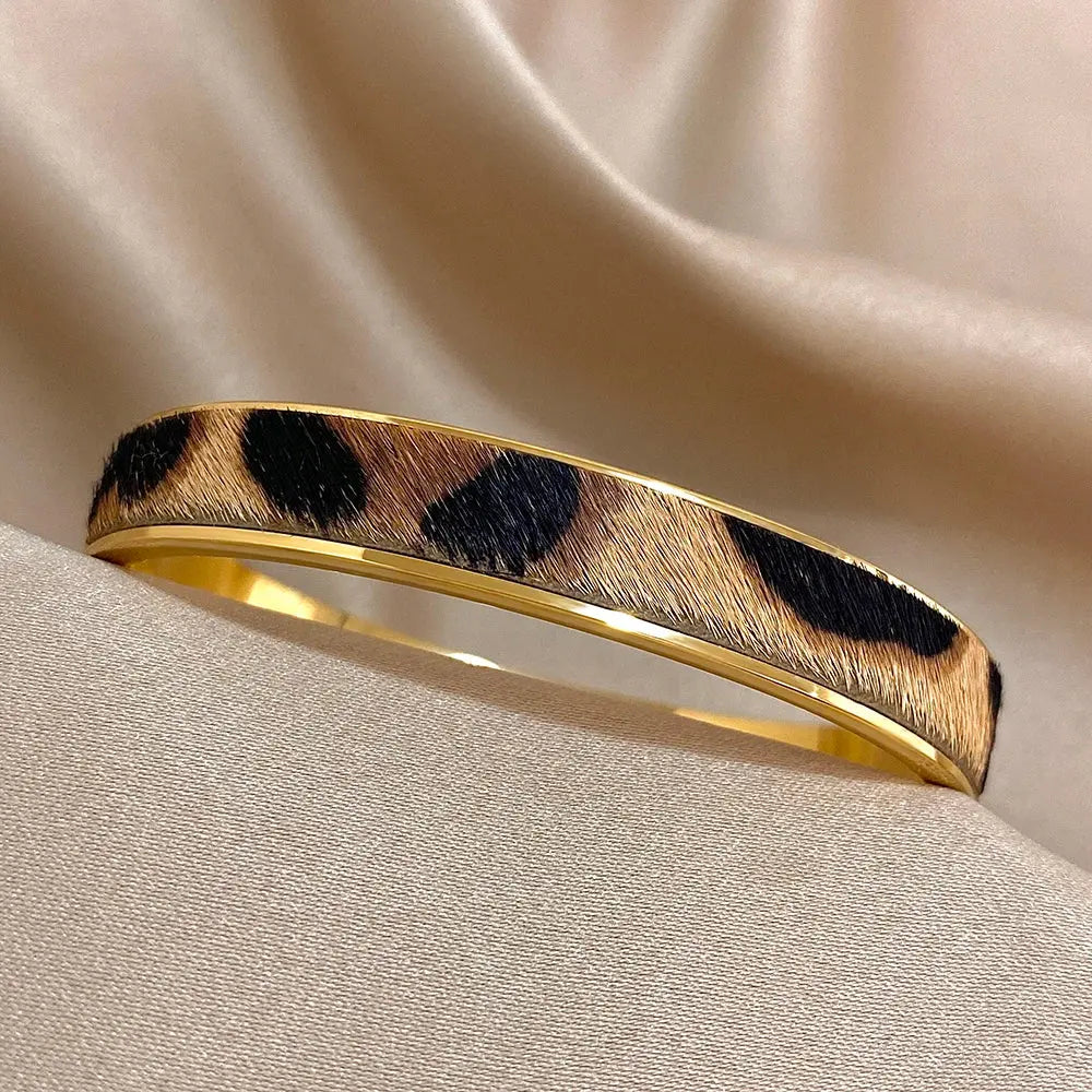 Gold leopard print Welt women's bracelet by Jungle Line featuring a stylish and bold design with a gold-colored finish.