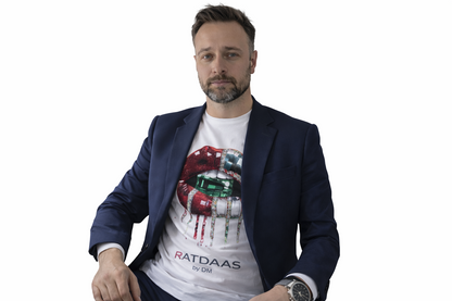 T-shirt homme Apliiq avec motif lèvres émeraude, collection Ratdaas, en coton blanc, porté sur mannequin.