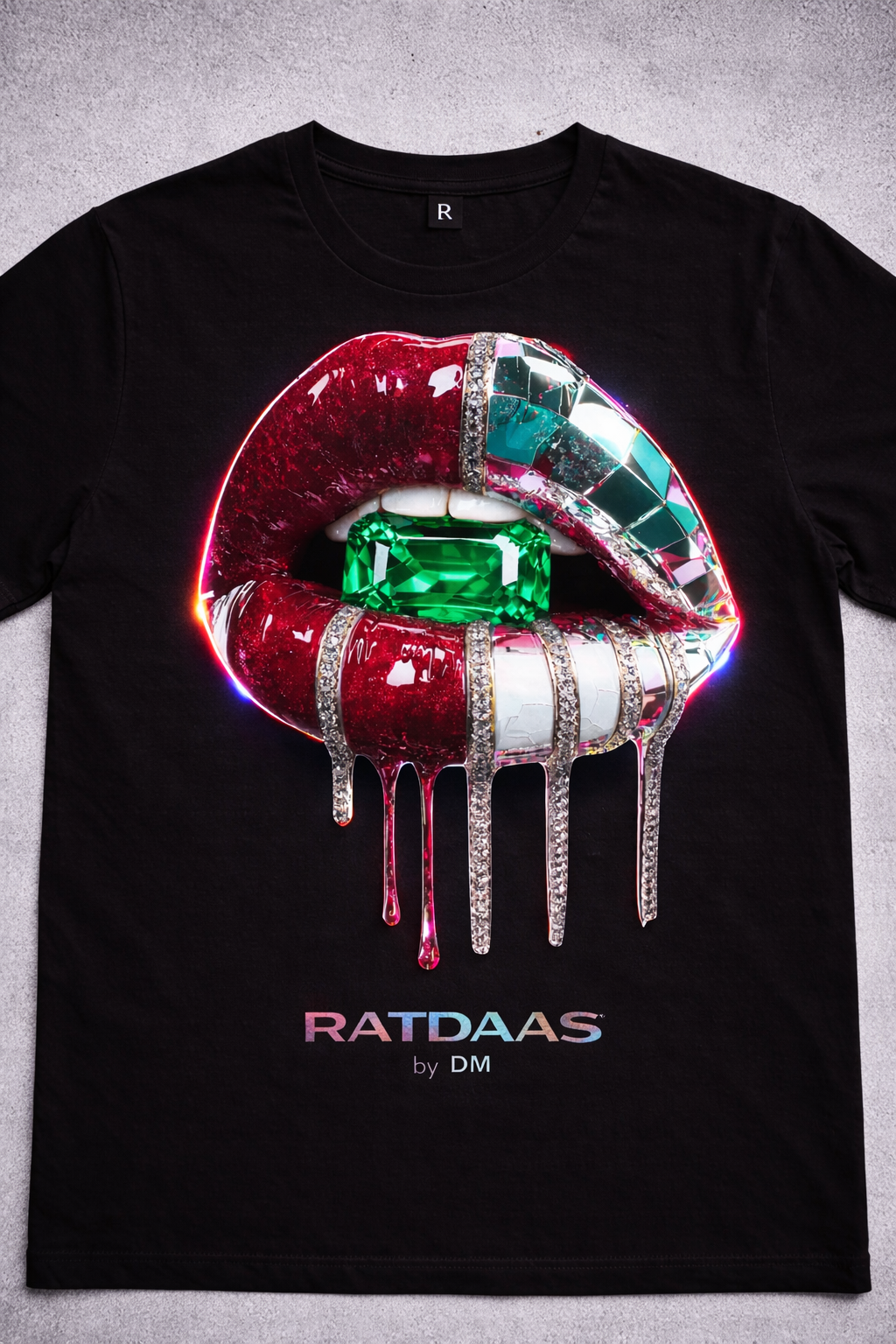 T-shirt homme Apliiq avec logo lèvres émeraude, design tendance, en coton confortable, collection Ratdaas.