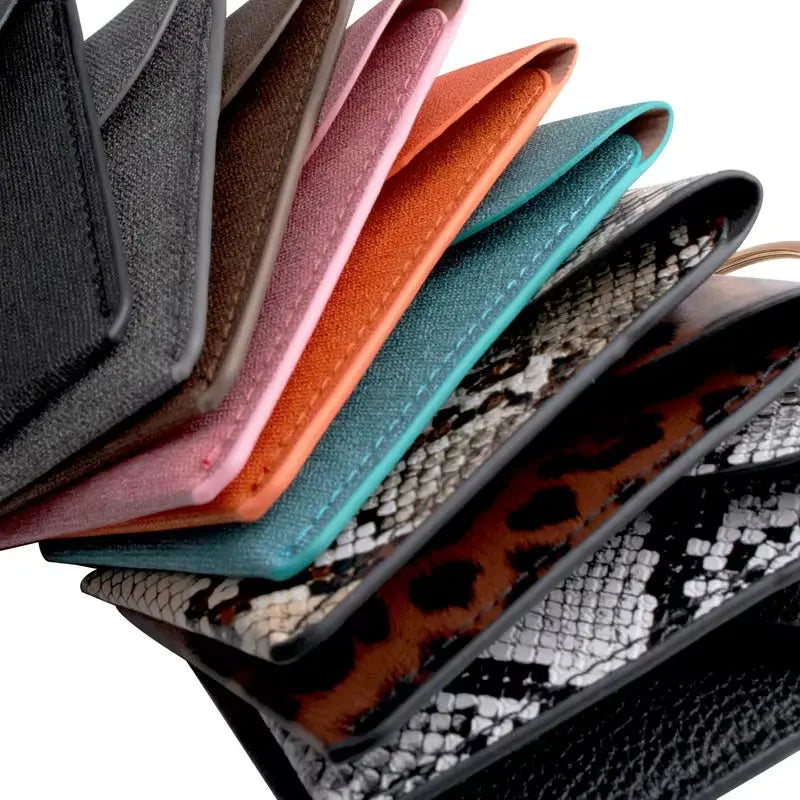 Portefeuille en PU à motif léopard Jungle Line avec porte-clés, design pratique et tendance pour femmes.