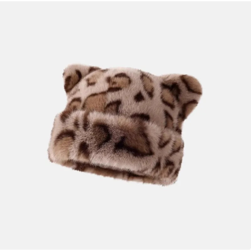 Bonnet en peluche à motif léopard noir pour femmes, chaud, doux, rétro, avec oreilles de teddy bear, style versatile et tendance.