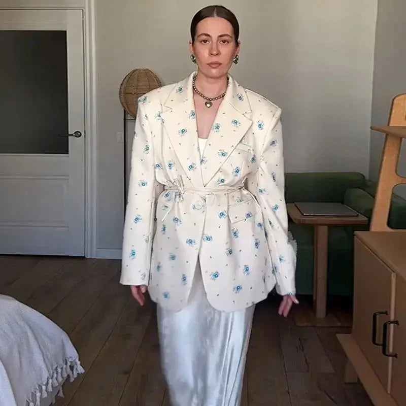 Blazer femme Jungle Line rouge à fleurs, épaulettes, manches longues, col cranté, style street pour la saison 2025.