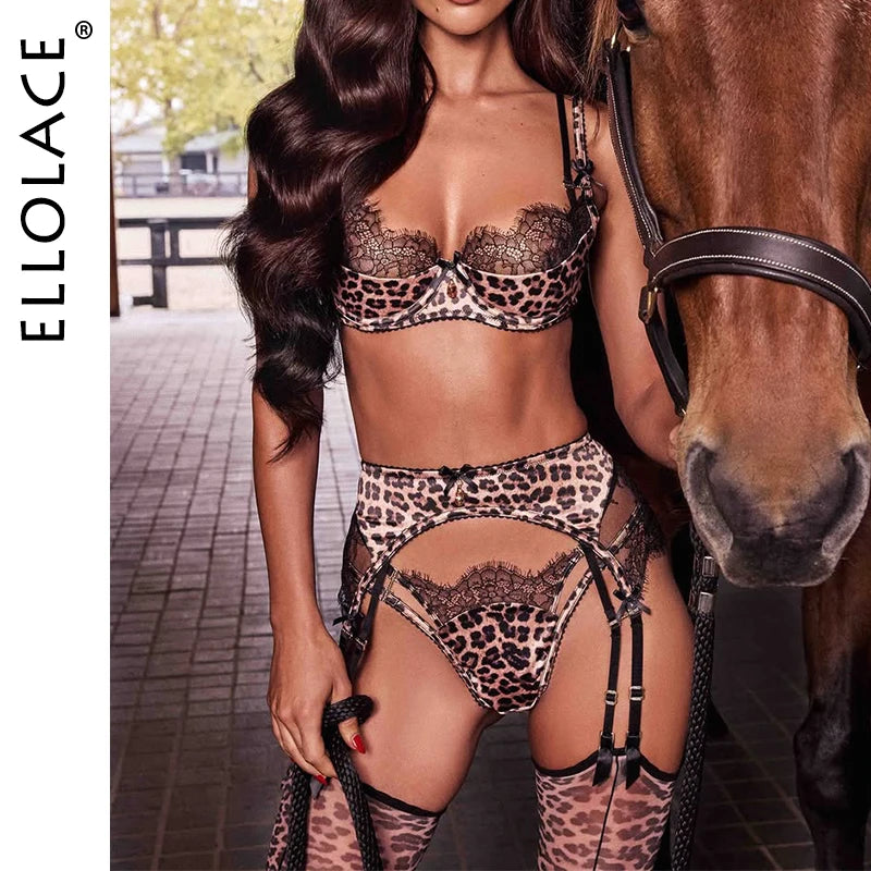Ensemble lingerie sexy Jungle Line avec soutien-gorge léopard, porte-jarretelles, et bas, style audacieux pour soirée séduisante.