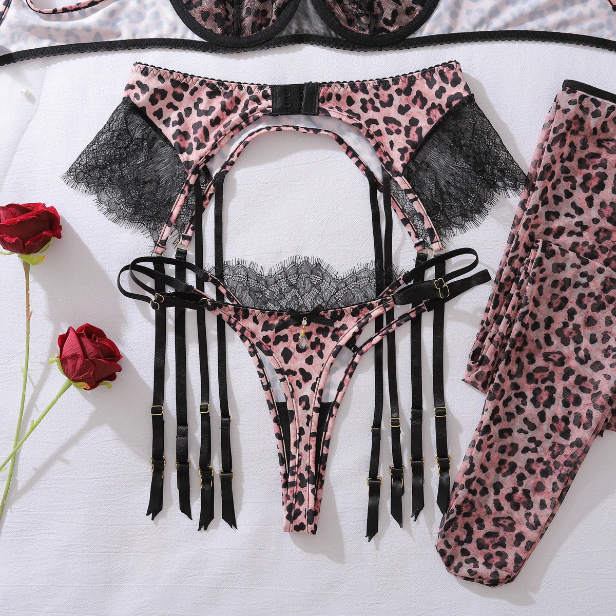 Ensemble lingerie sexy Jungle Line avec soutien-gorge léopard, boxers, collants et tenue de cavalier séduisante pour femmes.