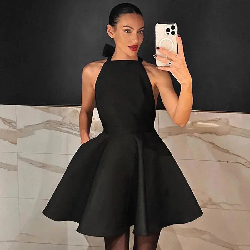 Robe courte noire sans dos de style français pour femmes, sexy, sans manches, avec poches, parfaite pour soirée ou fête.