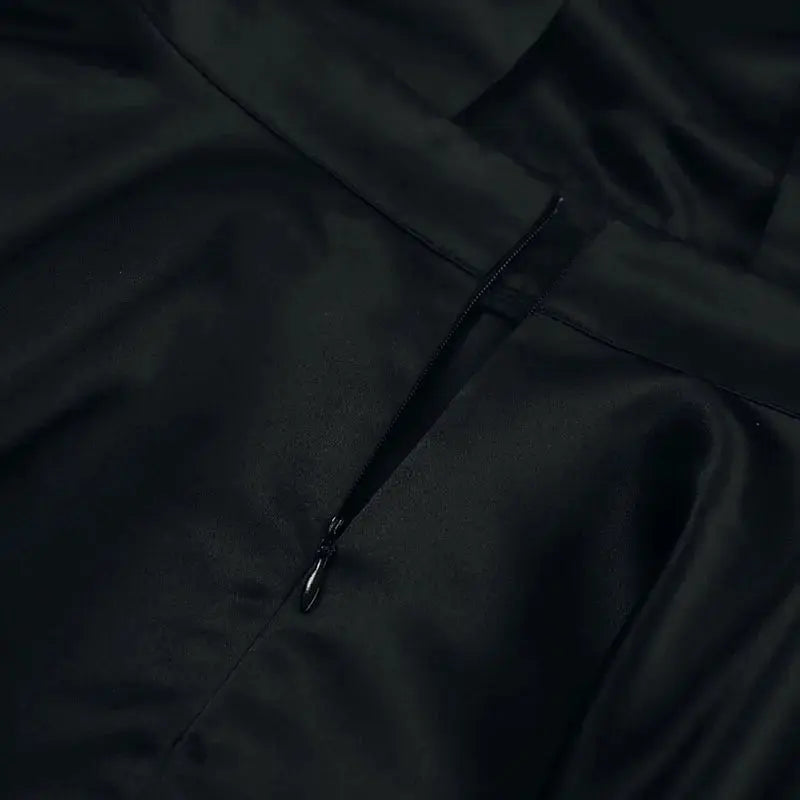 Robe courte noire sans dos de style français pour femmes, halter, sans manches, avec poches, idéale pour soirée élégante.