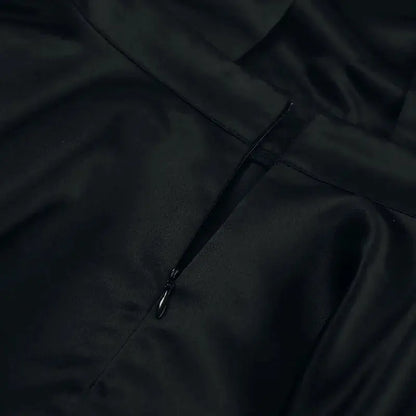 Robe courte noire sans dos de style français pour femmes, halter, sans manches, avec poches, idéale pour soirée élégante.