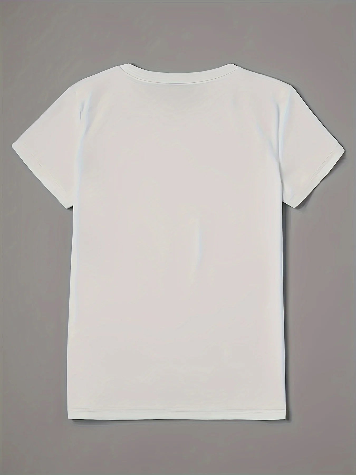 T-shirt blanche à motif cœur léopard de Jungle Line, manches courtes, col rond, style décontracté, motif tendance.