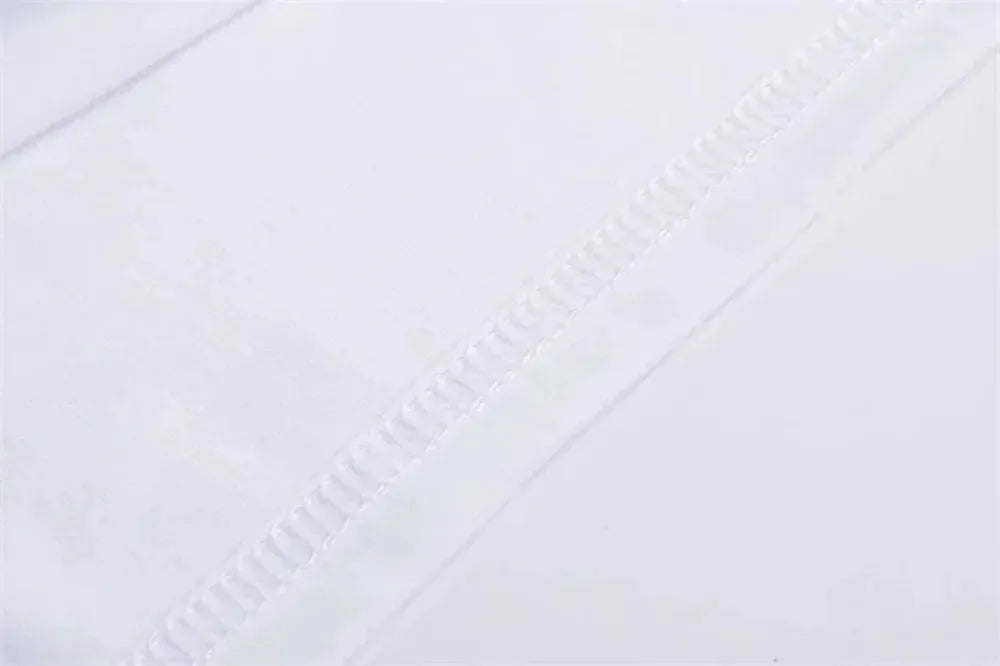 T-shirt blanche Jungle Line à motif cœur léopard, manches courtes, col rond, style décontracté, design tendance.