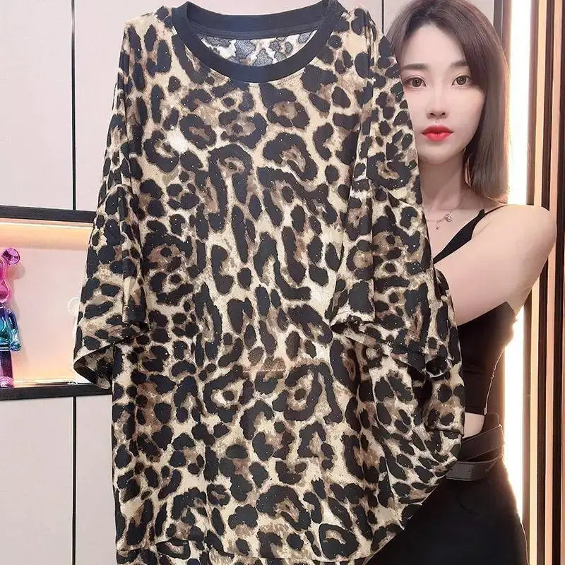 Brown retro leopard print short-sleeved T-shirt for women by Jungle Line, featuring bold animal print and comfortable fit.
