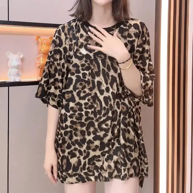 Brown retro leopard print short-sleeved T-shirt for women by Jungle Line, featuring bold animal pattern on soft fabric.