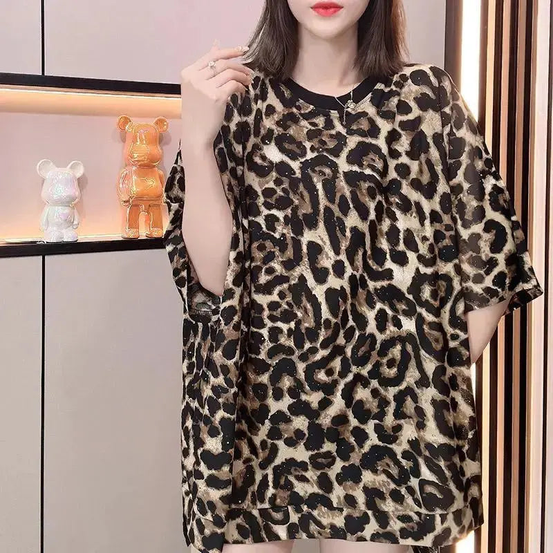 Brown retro leopard print short-sleeved T-shirt for women by Jungle Line, featuring bold animal pattern and casual fit.