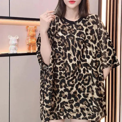 Brown retro leopard print short-sleeved T-shirt for women by Jungle Line, featuring bold animal pattern and casual fit.