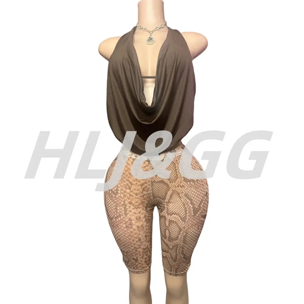 Ensemble deux pièces Jungle Line avec haut halter froncé et short léopard, crop top dos nu et style streetwear pour femmes.