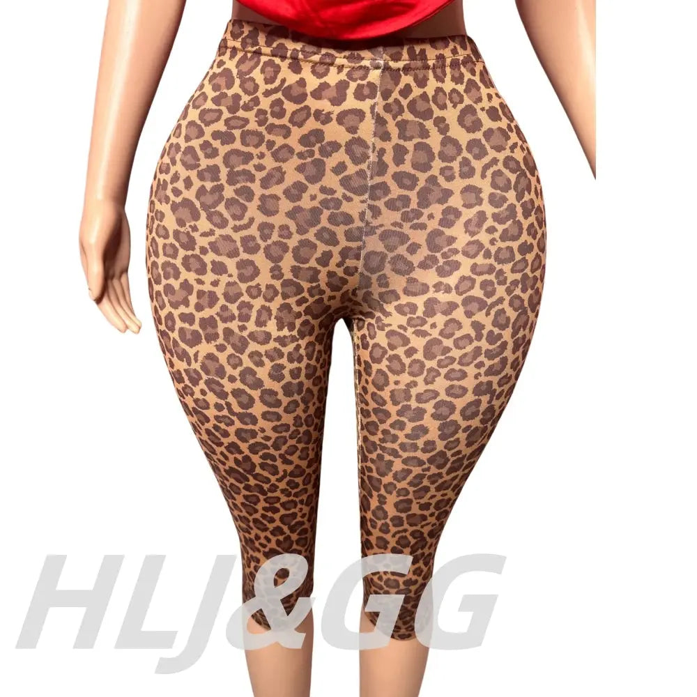 Ensemble deux pièces Jungle Line avec haut halter ruched et short léopard, style streetwear féminin, dos nu profond.