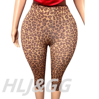 Ensemble deux pièces Jungle Line avec haut halter ruched et short léopard, style streetwear féminin, dos nu profond.