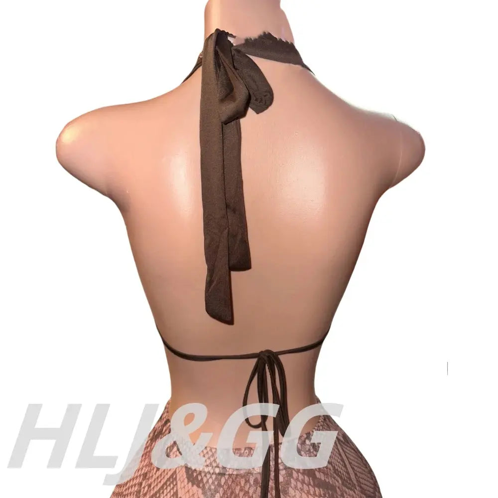 Ensemble deux pièces Jungle Line avec top halter ruched et short léopard, style streetwear féminin, dos nu profond.