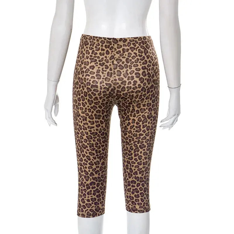 Ensemble streetwear Jungle Line pour femmes avec haut halter ruched et short léopard, style décolleté profond et look tendance.