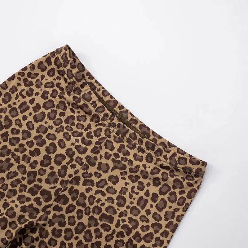 Ensemble deux pièces Jungle Line pour femmes avec crop top halter ruched et short léopard, style streetwear élégant et sexy.