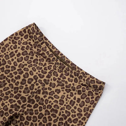 Ensemble deux pièces Jungle Line pour femmes avec crop top halter ruched et short léopard, style streetwear élégant et sexy.