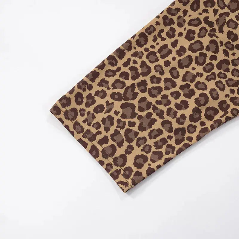 Ensemble deux pièces Jungle Line pour femmes avec crop top halter ruched et short léopard, style streetwear tendance.