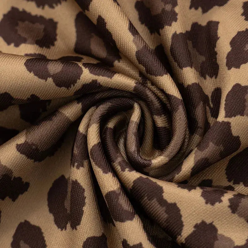 Ensemble deux pièces Jungle Line avec haut halter ruched et shorts léopard, style streetwear féminin, décolleté profond et dos nu.