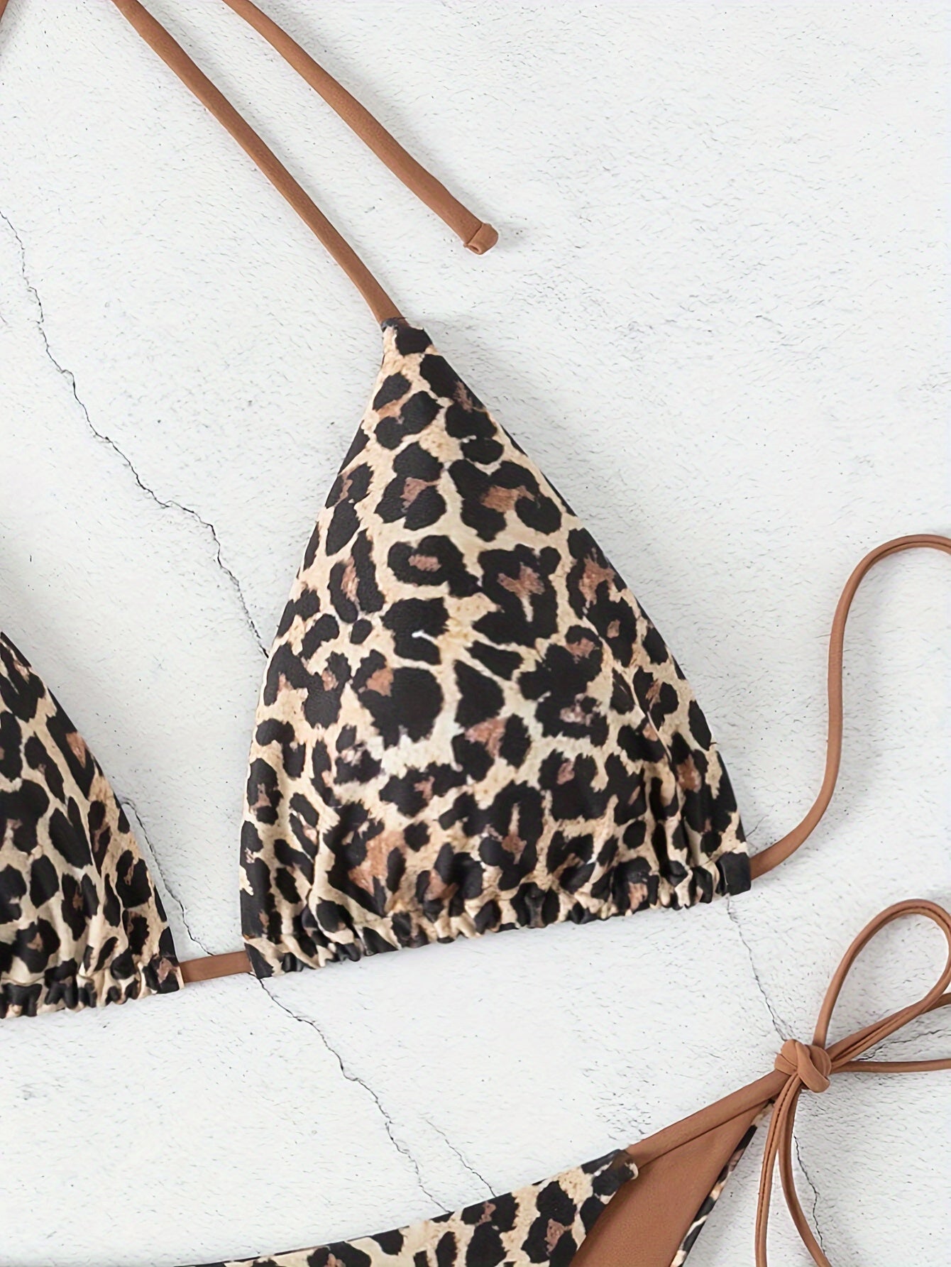 Maillot de bain deux pièces Jungle Line à imprimé léopard, haut triangle halter, coupe haute et côtés noués pour femmes.
