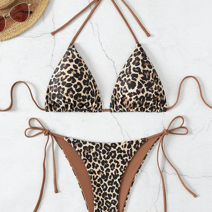 Maillot de bain deux pièces Jungle Line à imprimé léopard, haut triangle à nouer, coupe haute et côtés tie pour femmes.
