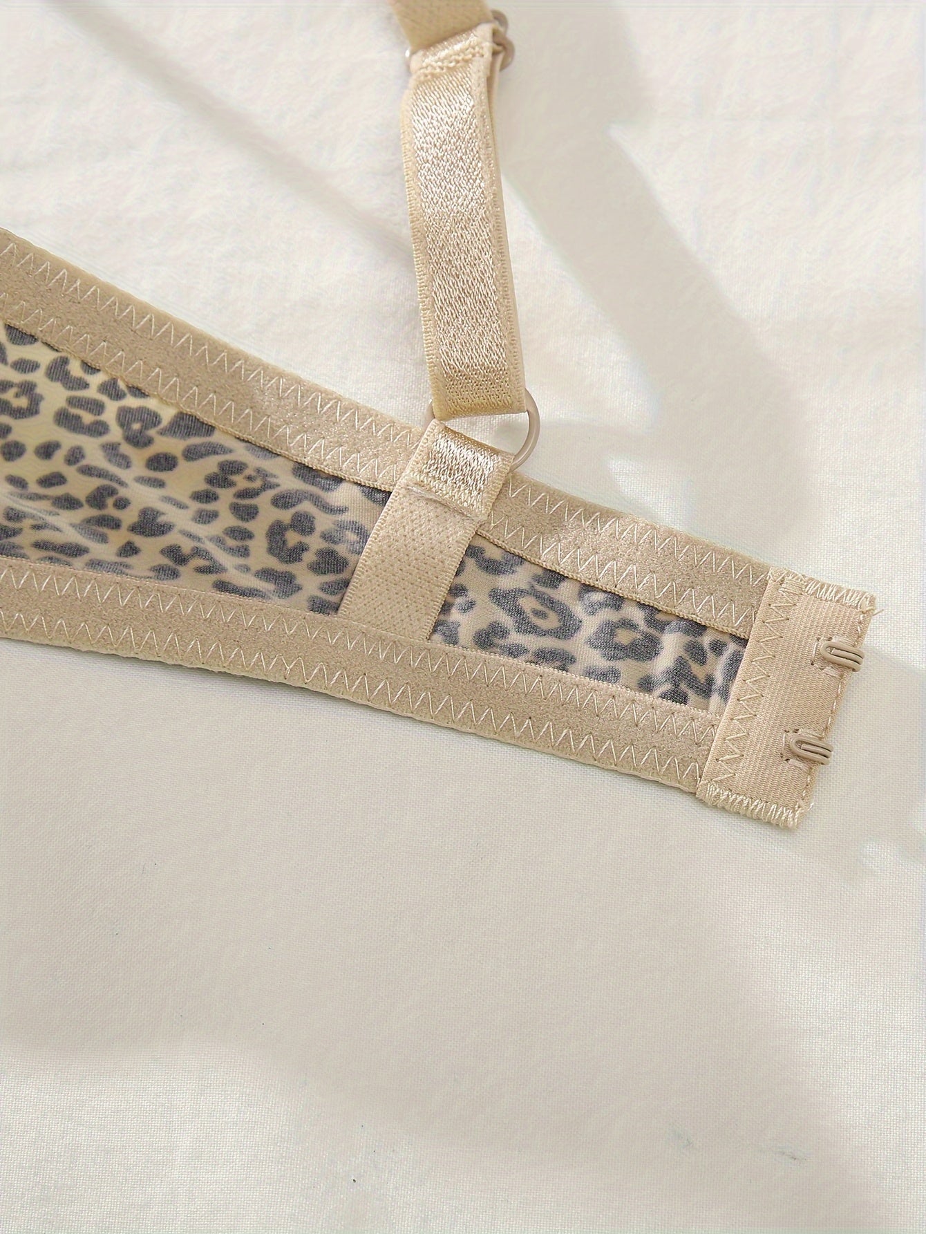 5pcs Luxurious Leopard Print & Solid T-Shirt Bras - Ultra-Comfortable, Breathable Push Up Design - Seamless, Adjustable Straps for Womens Lingerie Wardrobe Essentials - Jungle Line