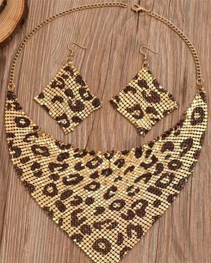 Ensemble de bijoux Jungle Line avec collier bib et boucles d'oreilles à imprimé léopard, or, style vintage et élégant.