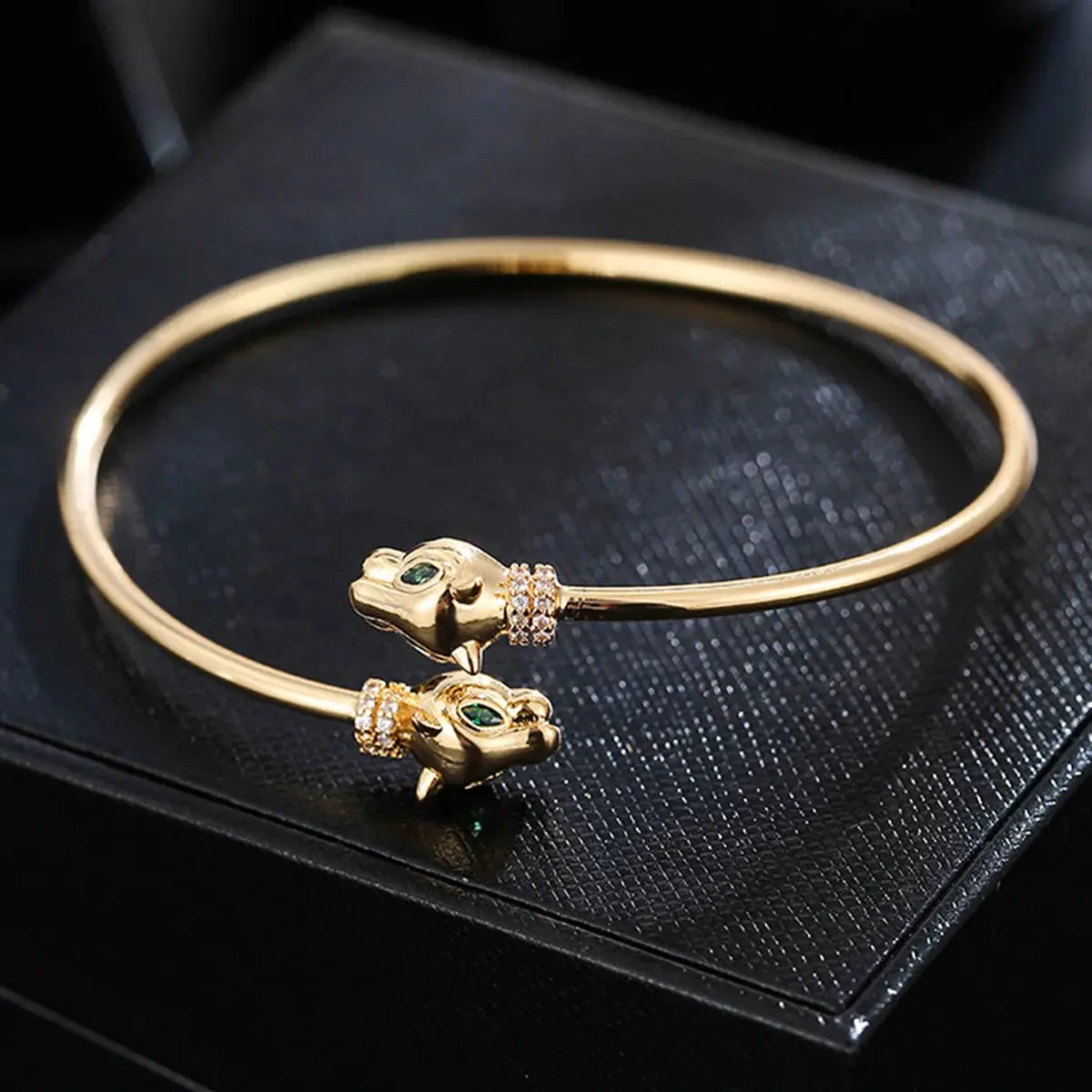 Golden Jungle Line women's bracelet with classic zirconia leopard pattern head design, showcasing elegant jewelry craftsmanship.