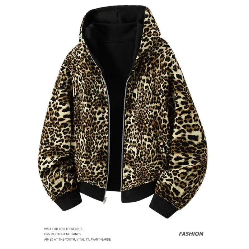 Sweat à capuche homme Jungle Line à imprimé léopard double face, avec poches, zip, et contraste de couleurs.