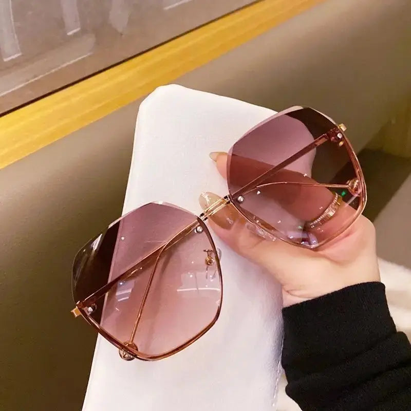 Polygonal metal sunglasses by Jungle Line featuring a modern grey frame and stylish brand design.
