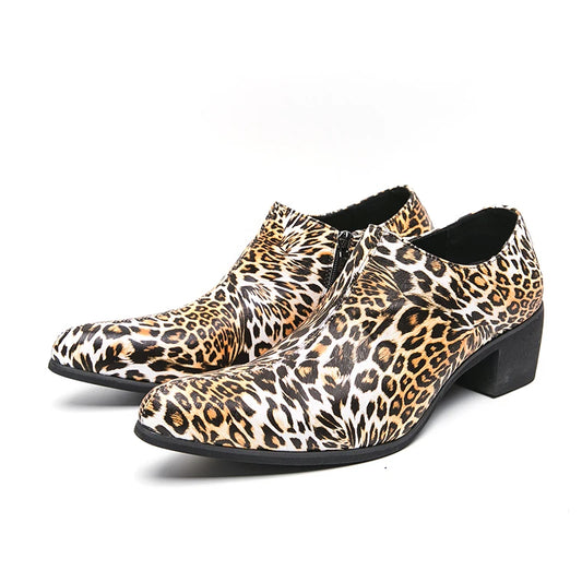 Bottes pour hommes Jungle Line en faux cuir léopard avec fermeture éclair latérale, talon bas, style élégant pour soirée ou scène.