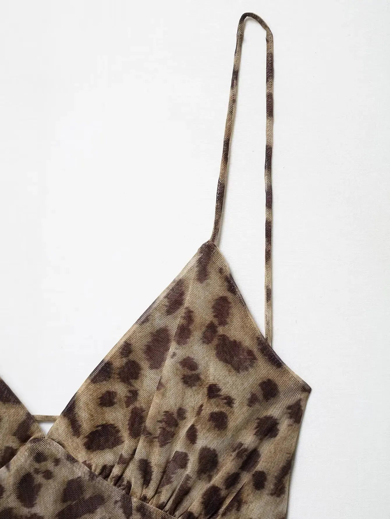 Robe courte femme Jungle Line à motif léopard, sans manches, décolleté en V, dos nu, idéale pour l'été et la plage.