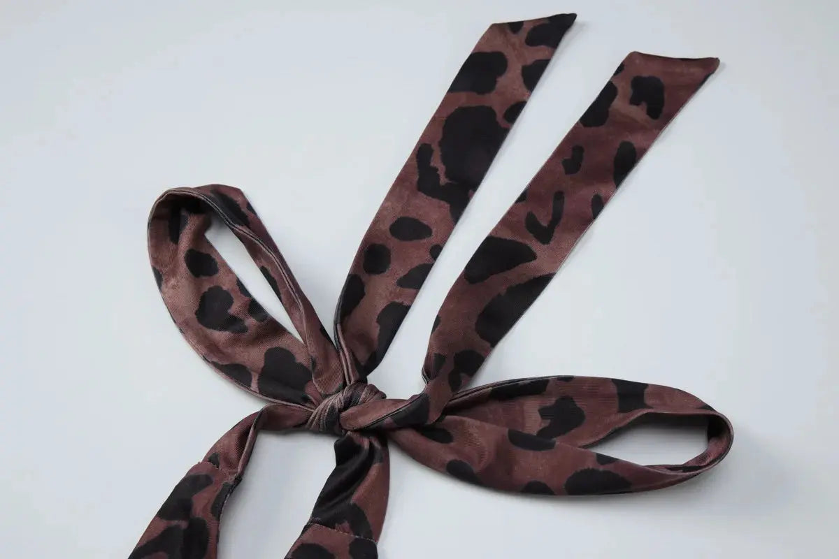 Robe longue sexy à imprimé léopard sans dos de Jungle Line, robe de soirée élégante avec décolleté en V profond et style moulant.