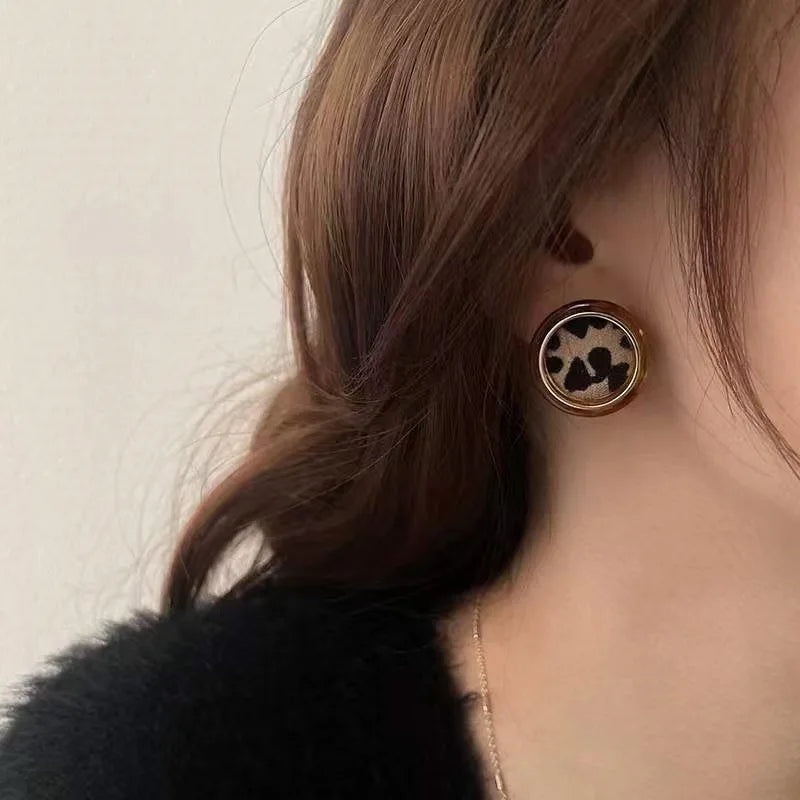 Boucles d'oreilles rondes à imprimé léopard Jungle Line pour femmes, style rétro, automne et hiver, élégantes et tendance.
