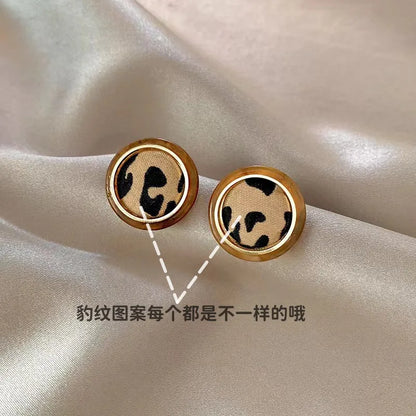 Boucles d'oreilles rondes à motif léopard pour femmes, style rétro et élégant, de la marque Jungle Line, parfaites pour l'automne et l'hiver.