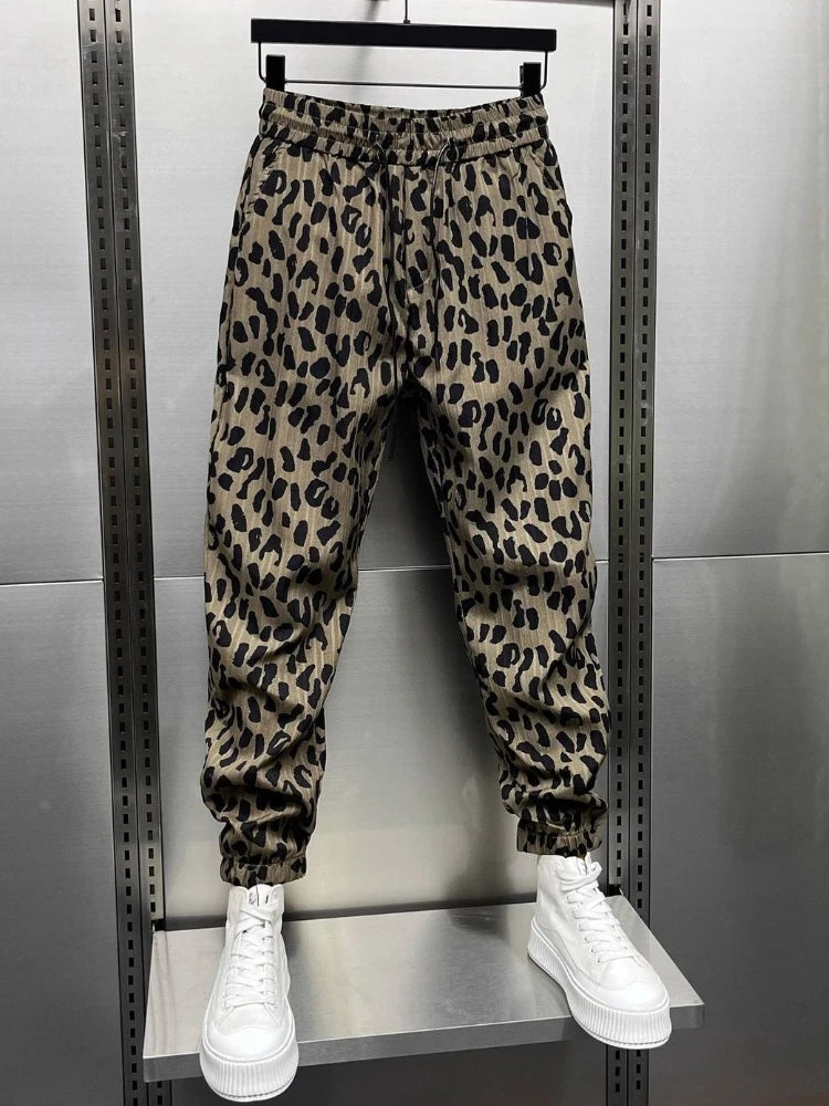 Pantalon homme ample à motif léopard, style décontracté d'été, marque Jungle Line, grand format, look vintage et tendance.