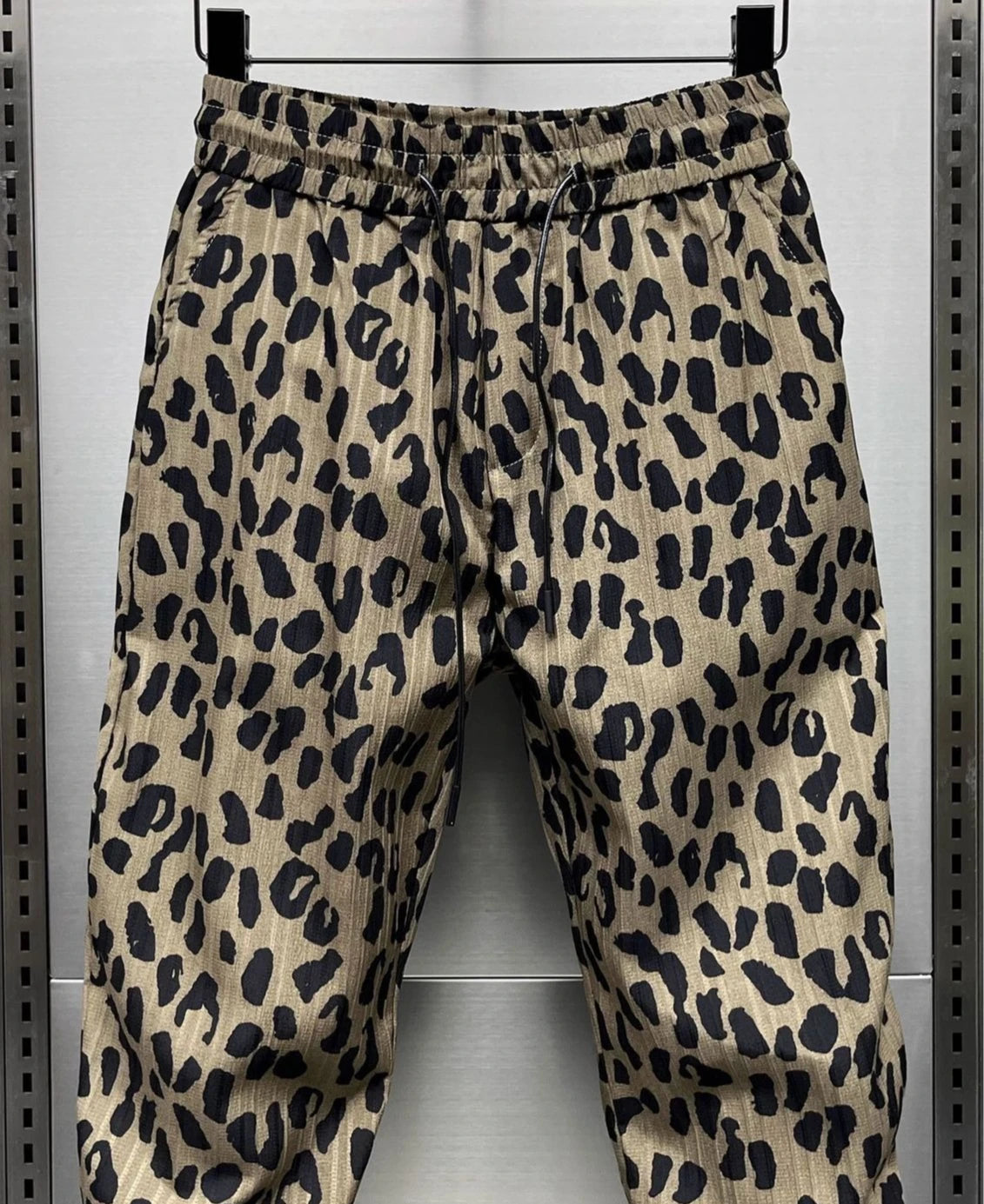 Pantalon homme décontracté à imprimé léopard, taille large, style vintage, mode streetwear estivale de la marque Jungle Line.