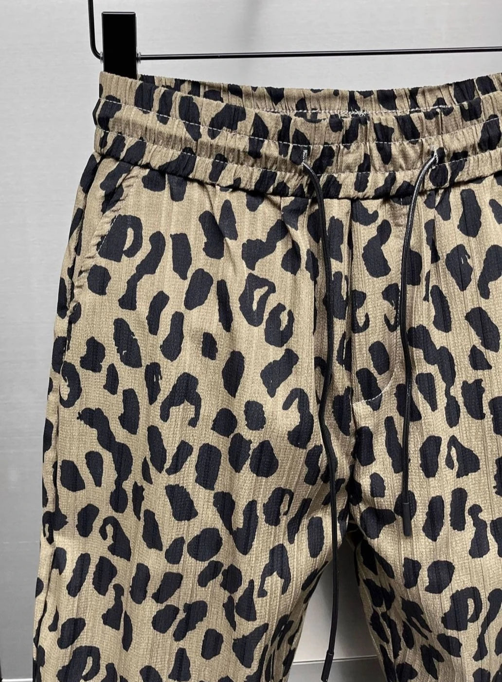 Pantalon homme ample à motif léopard Jungle Line, style décontracté été, grand size, vintage, casual et tendance.