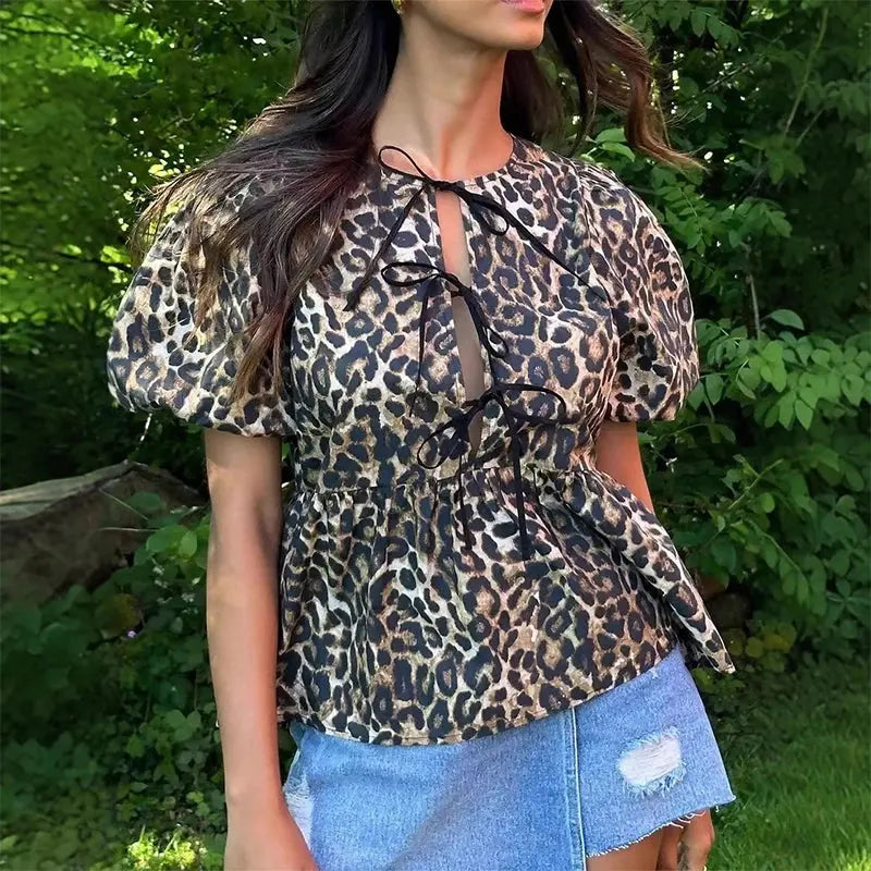 Chemise courte à manches courtes Jungle Line à imprimé léopard européen-américain, détails en dentelle et ourlet festonné.