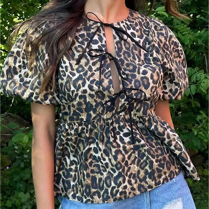 Chemise courte femme Jungle Line à motif léopard européen, manches courtes, détails en dentelle et ourlet à volants.