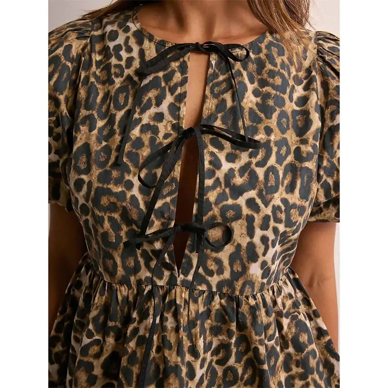 Chemise courte à manches courtes Jungle Line avec imprimé léopard européen-américain, détails lacés, ourlet froncé et style slim.