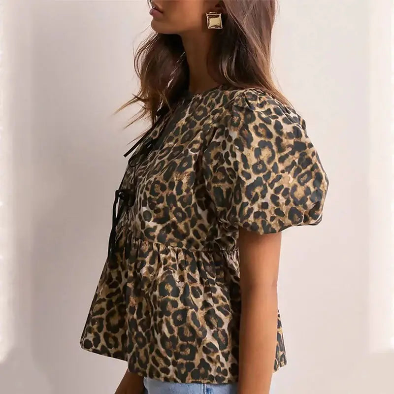 Chemisier femme Jungle Line à imprimé léopard, manches courtes, décolleté hollow, ourlet froncé, coupe slim, style tendance.