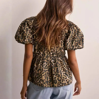 Chemisier crop top à manches courtes Jungle Line avec imprimé léopard, détails en dentelle, ourlet froncé et style élégant pour femmes.