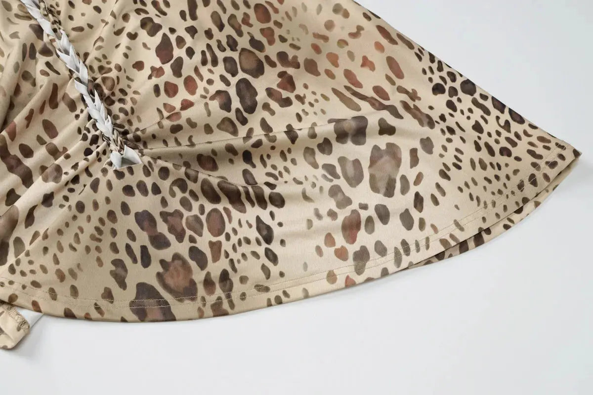 Robe longue sexy à imprimé léopard de Jungle Line, bustier halter, dos nu, embellissements, idéale pour soirées ou clubs.