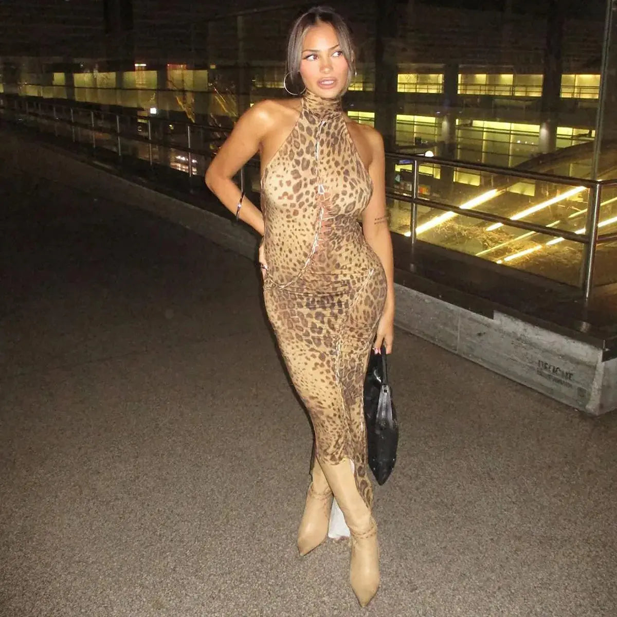 Robe longue bandage Jungle Line à motif léopard, décolleté nageur, dos nu, embellissements, parfaite pour soirées et clubs.