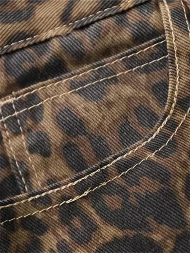 Jeans femme Jungle Line à motif léopard beige, coupe oversize, jambes larges, style streetwear vintage et décontracté.